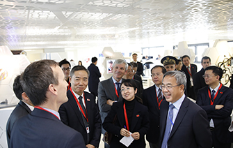 Le vice-Premier ministre chinois visite le CEA et le pôle microélectronique grenoblois