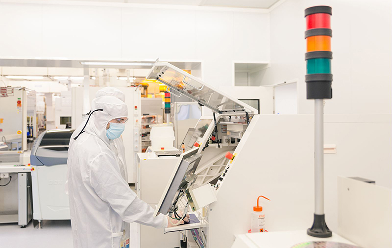 Le CEA-Leti prend la main sur ses contacts 300 mm