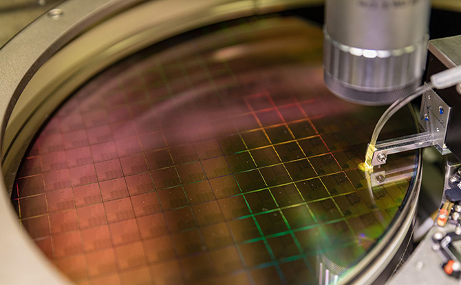 Alignement puces photoniques – fibre optique : les hautes cadences en vue